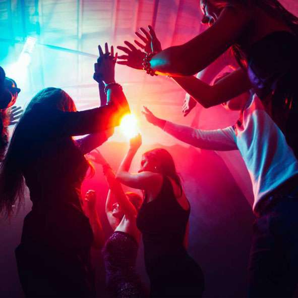 gente bailando en discoteca