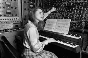 wendy carlos tocando un moog